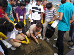 환경체험학습-기름제거작업（사진１）